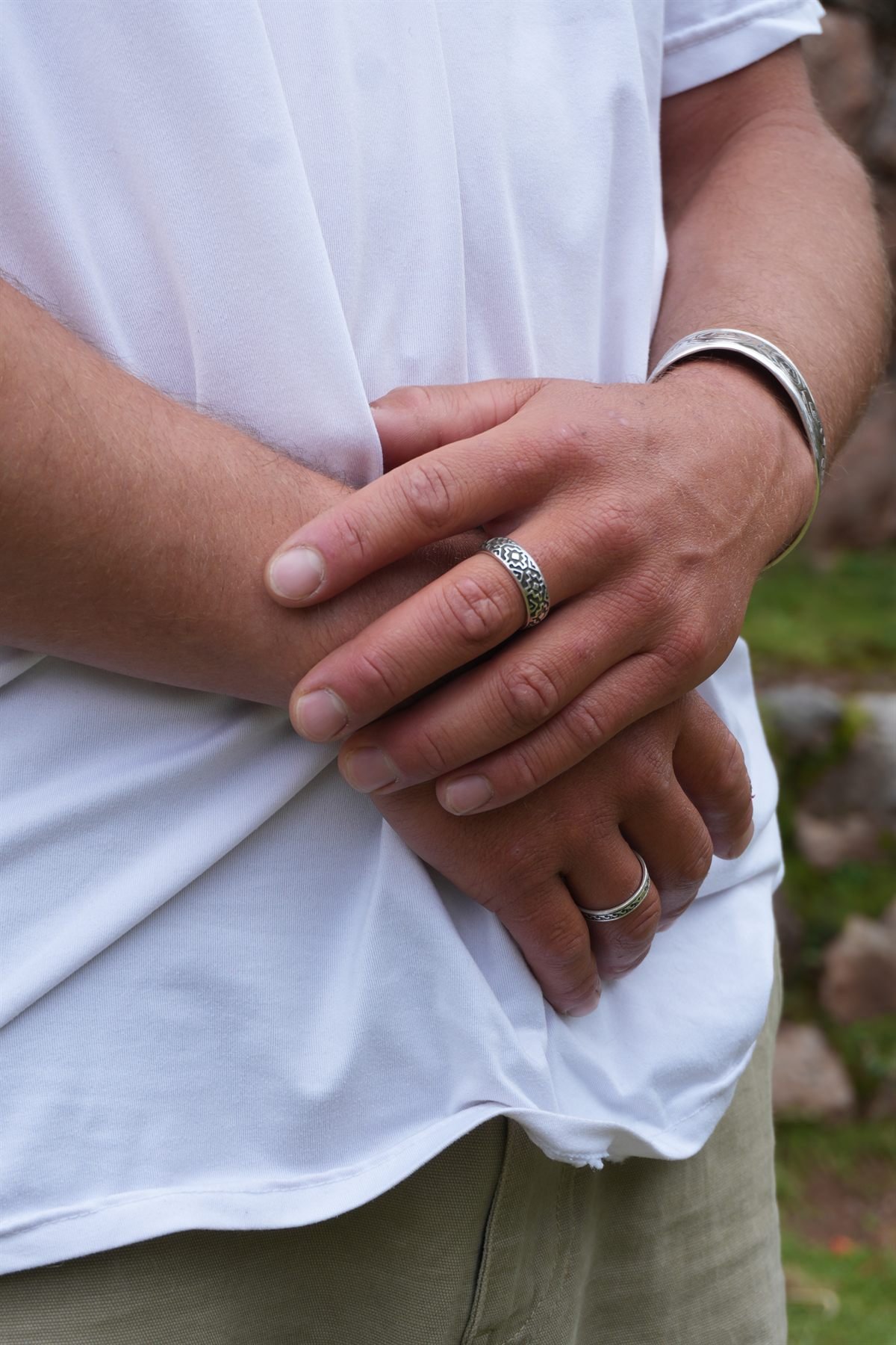 Detalle de anillo de plata peruana 950