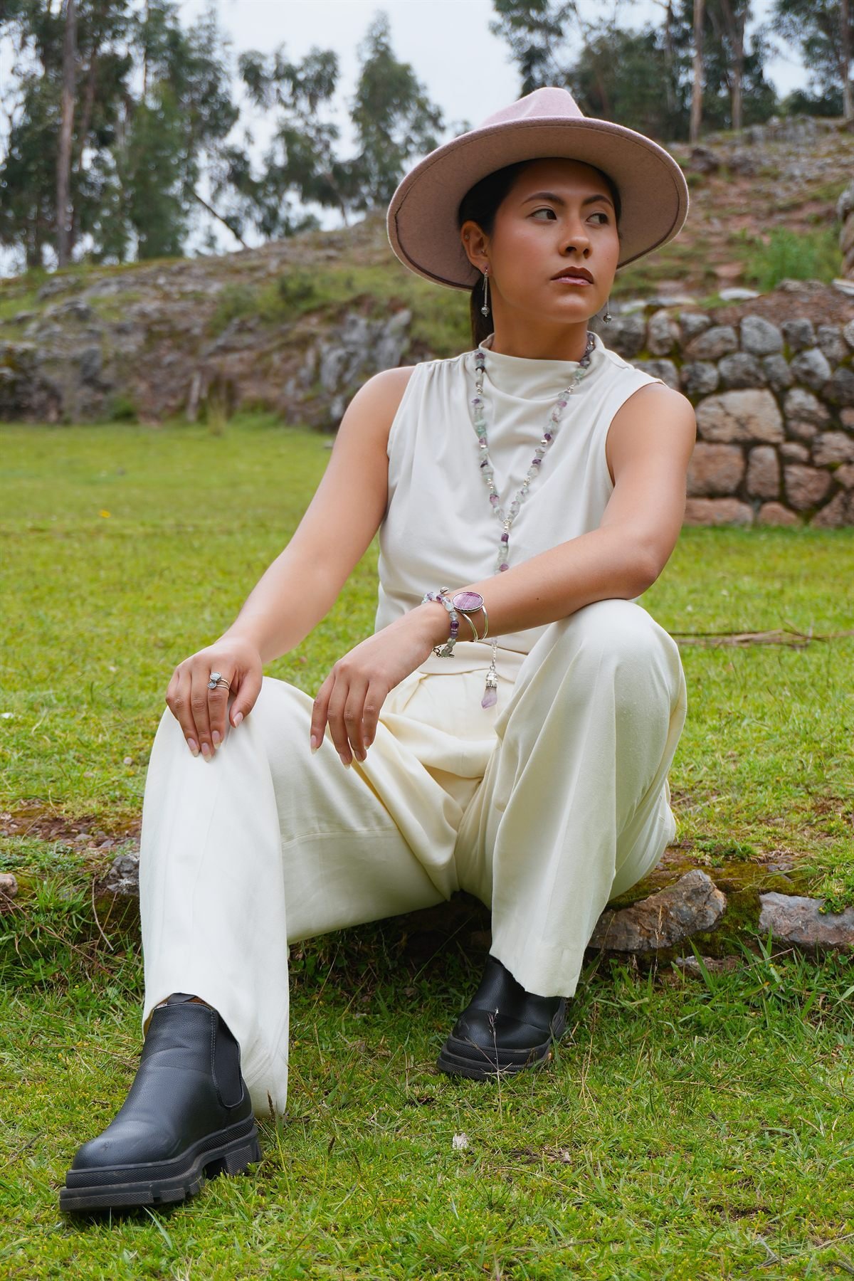Mujer luciendo joyería de plata peruana 950 Bethania Jewelry entre ruinas incas