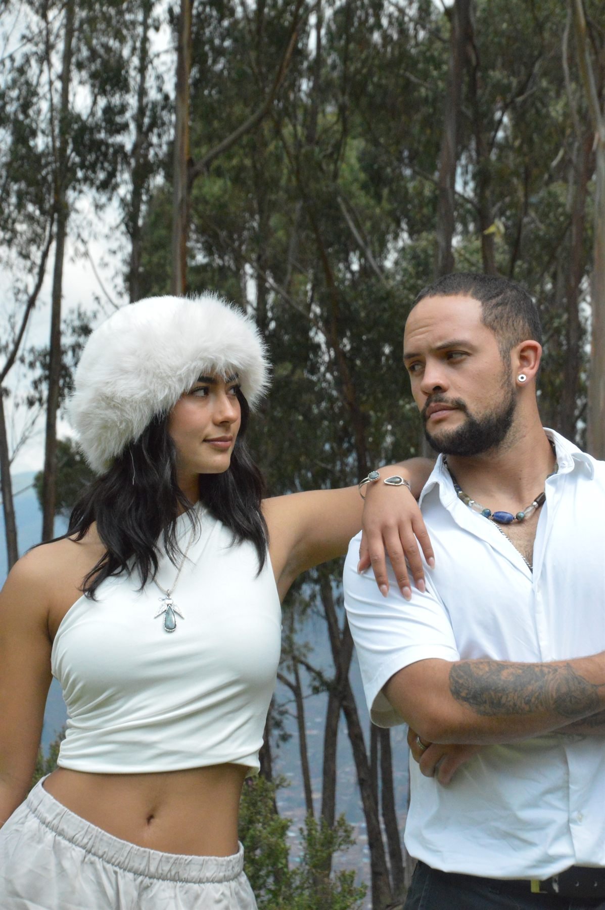 Pareja luciendo colgantes y pulsera de plata peruana 950 Bethania Jewelry